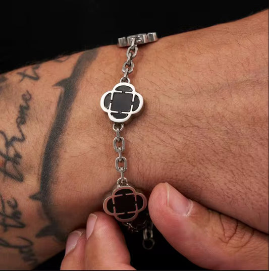 Fortis Clover Cuff (Silver)